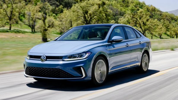 Тук не можем да направим директна съпоставка, защото Volkswagen се отказа да предлага обикновения Golf в Щатите, а неговата седан версия Jetta пък не се продава вече в Европа. Най-базовата Jetta струва 23 995 долара, или около 20 800 евро на американския пазар, като се задвижва от 1.5-литров турбомотор със 158 конски сили. 
В България най-евтиният Golf със същия мотор е 22 374 евро без ДДС. 

